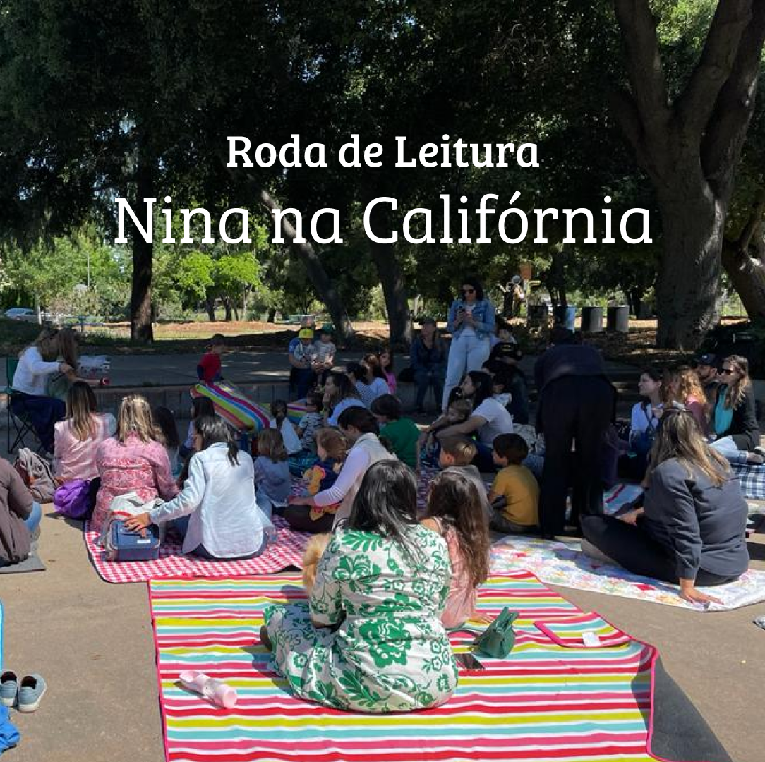 Adultos e crianças assistem a roda de leitura